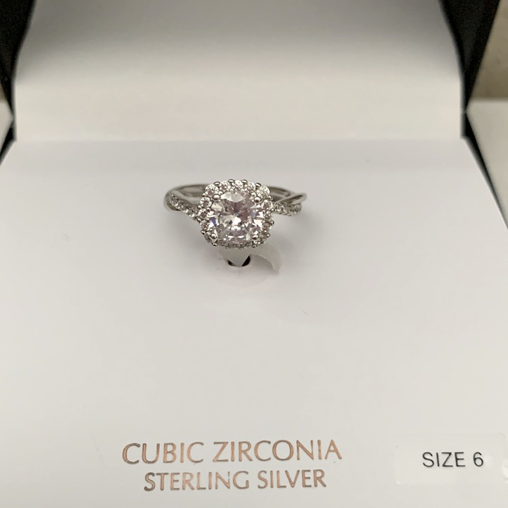 Size 6: NWT Giani Bernini Ring
